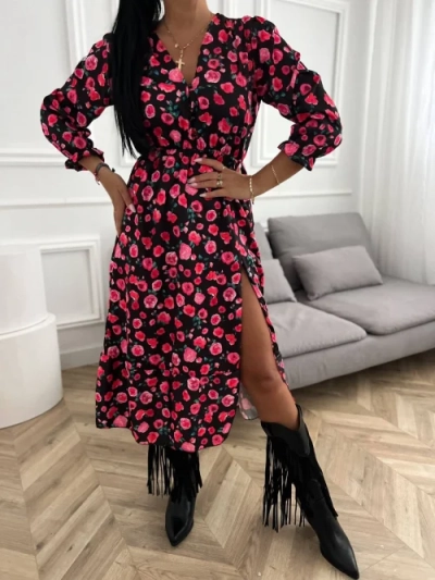 Czarna sukienka midi w różowe kwiaty z wysokim rozcięciem Jenefer Czarna sukienka midi w różowe kwiaty z wysokim rozcięciem Jenefer